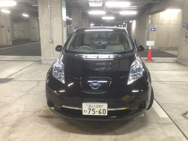 カレコの電気自動車、リーフ(黒)