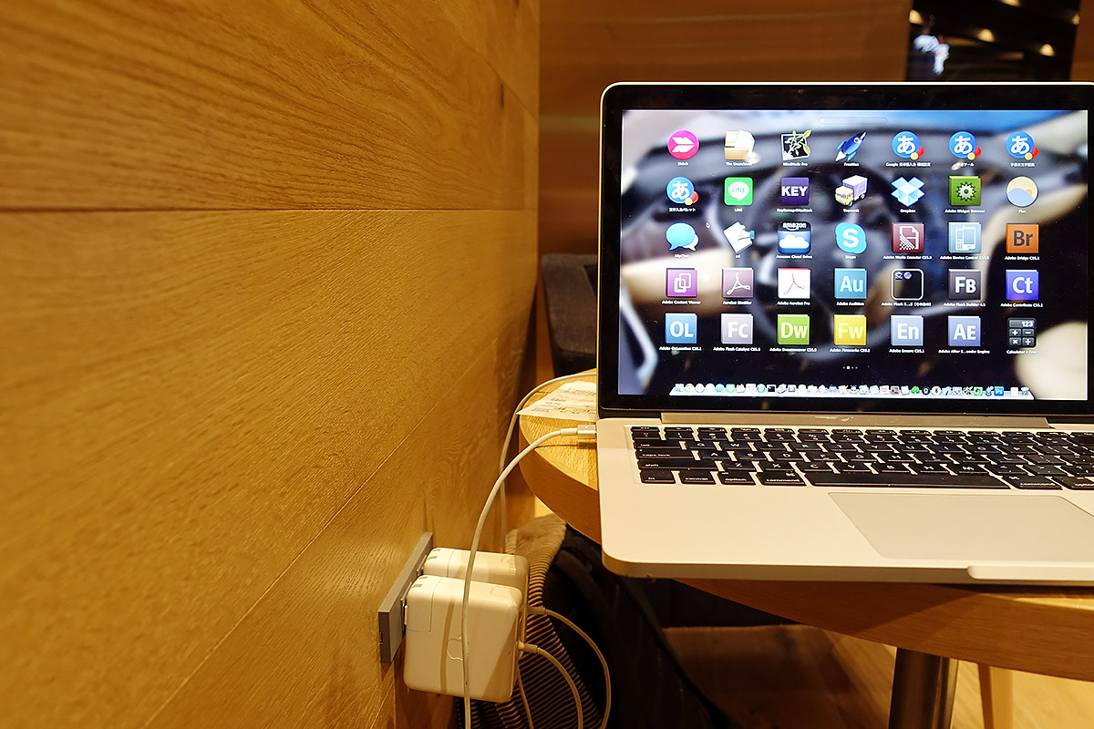 ほぼ全席に電源コンセントが!
